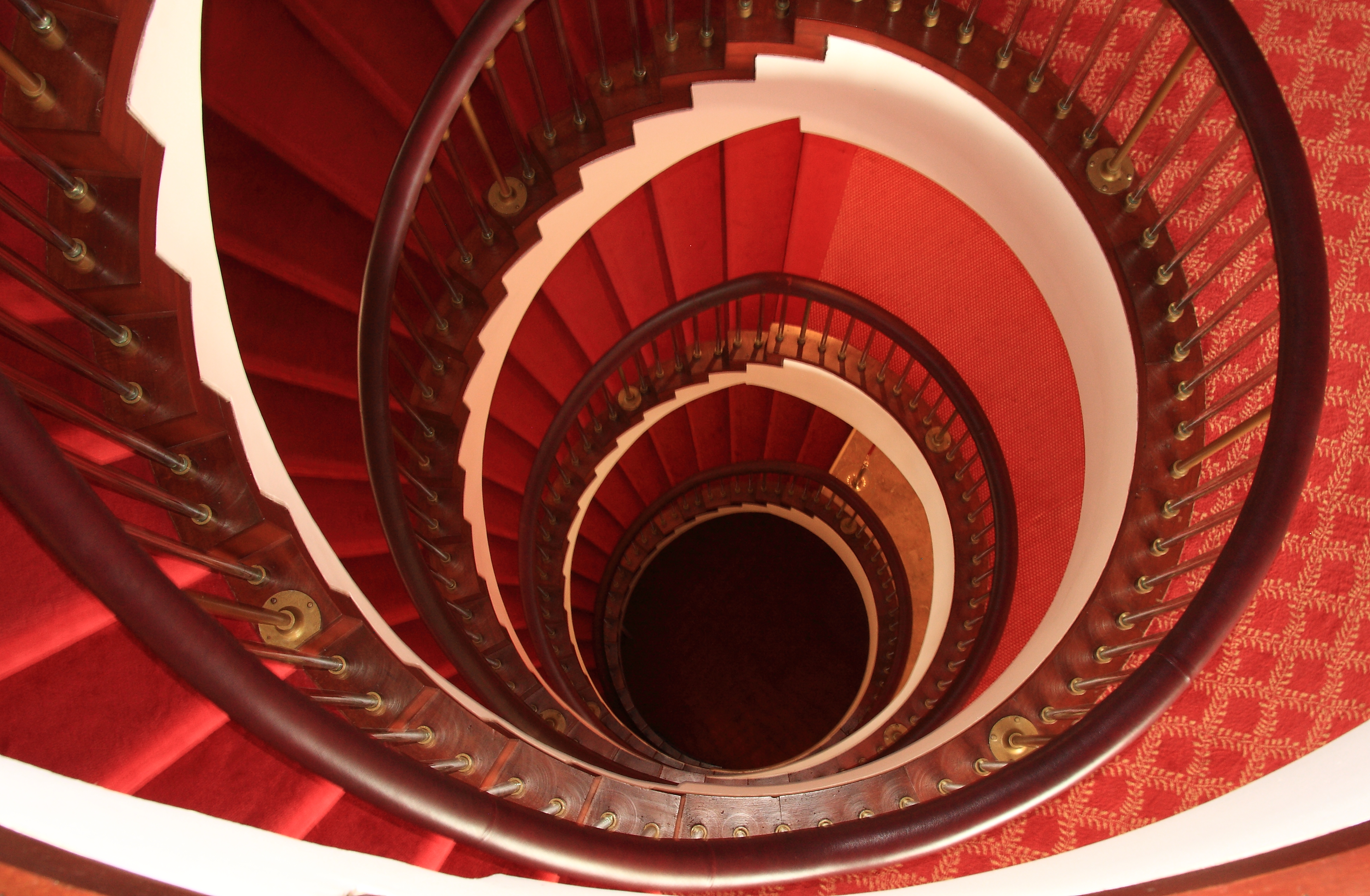 Красные ступеньки. Красная винтовая лестница. Винтовая лестница бордового цвета. Красные ступени. Лестницы в Красном черном цвете.
