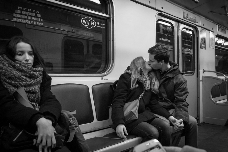 Пара в метро фото