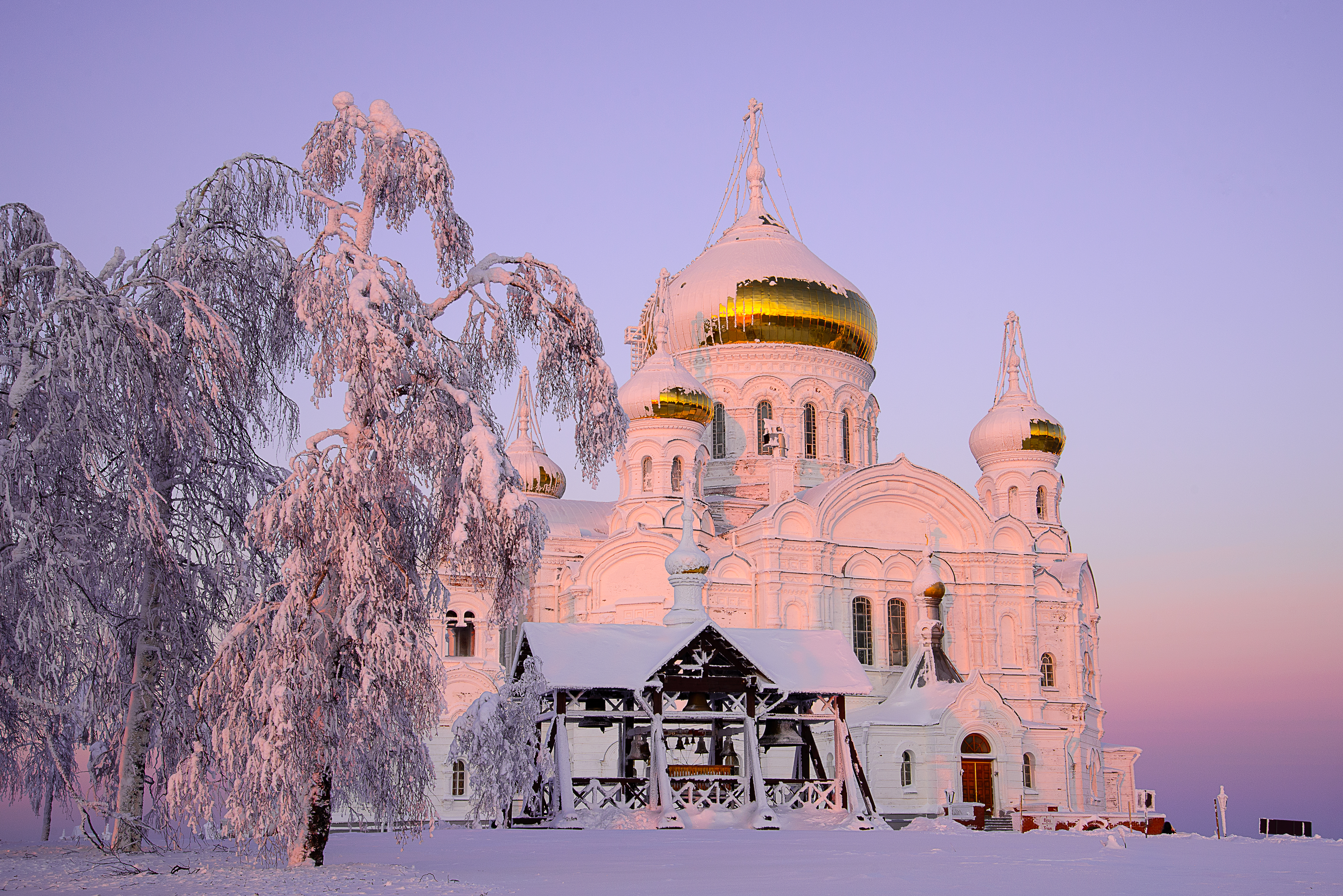 Белогорский монастырь зимой ночью