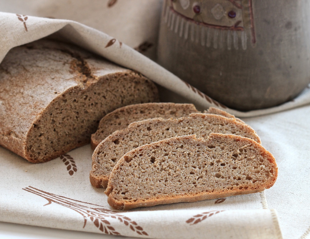 Классический рецепт ржаного хлеба. Домашний хлеб. Готовый хлеб. Хлеб деревенский ржаной. Серый хлеб деревенский.
