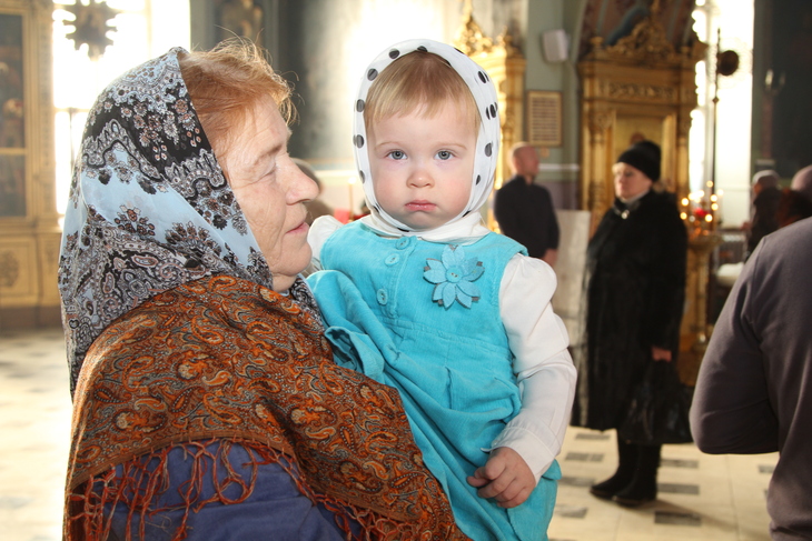 Православие бабушке. Православная бабушка. Православная бабушка и внуки. Бабушка в храме. Православная бабушка и внучка.